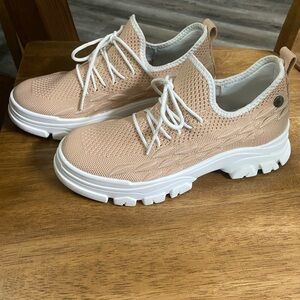 bernie mev. Women's Peach Knit Sneakers